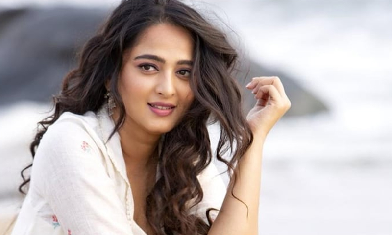 Anushka Shetty suprises fans; Ventures into Twitter World