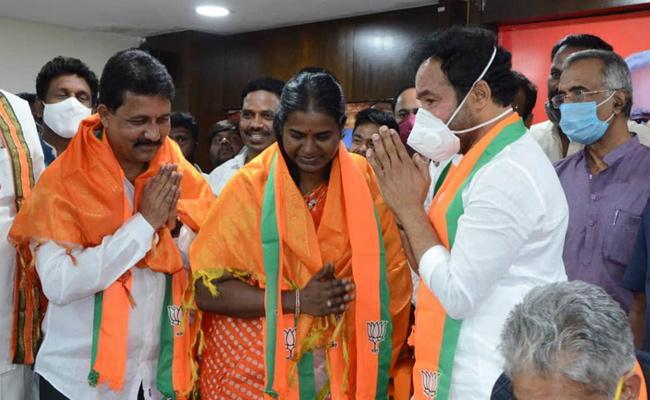 Former mayor Banda Karthika Reddy joins BJP