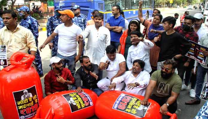 Fuel Price Hike: Youth Cong Workers Protest in Delhi