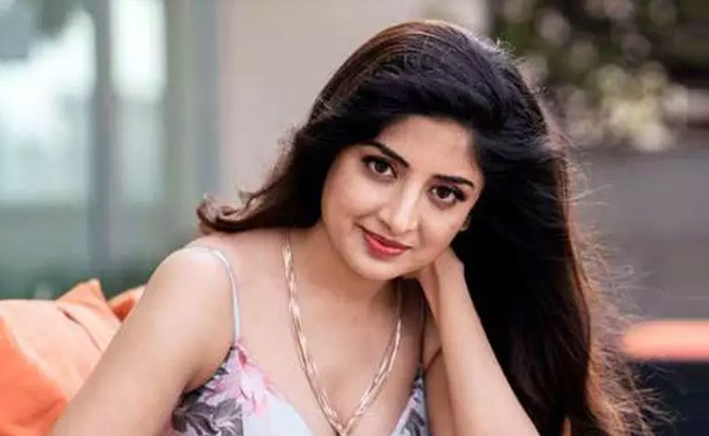 Poonam Kaur promises to expose all
