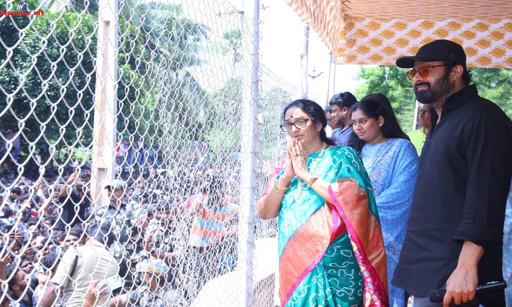 Mogalthuru Gives Royal Welcome To Prabhas & Family
