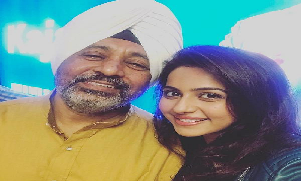 Star heroine’s father burnt Rs 500 Rupee note