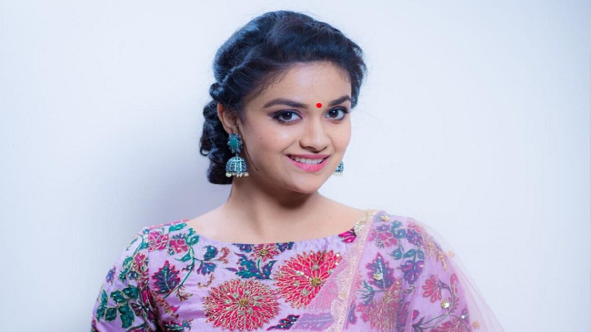 Keerthy Suresh Gifts Gold Coins To The Dasara Movie Team