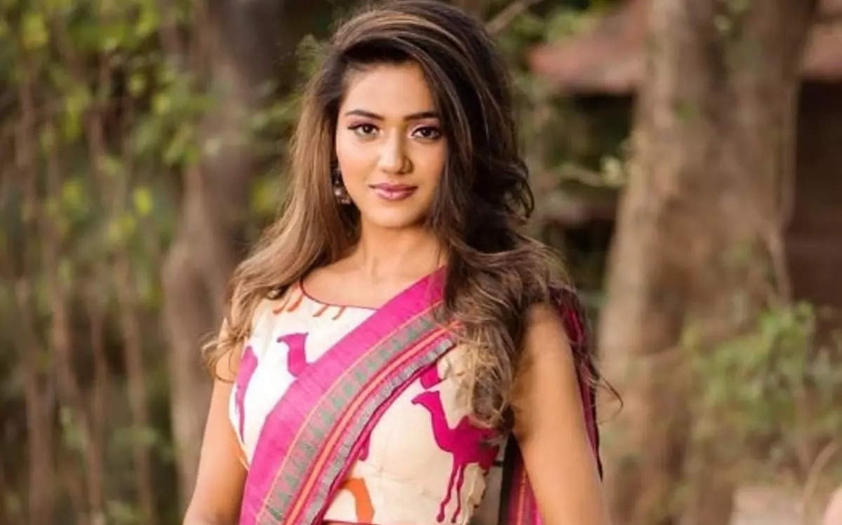 Tollywood Heroine Gets Harassed at KBR Park